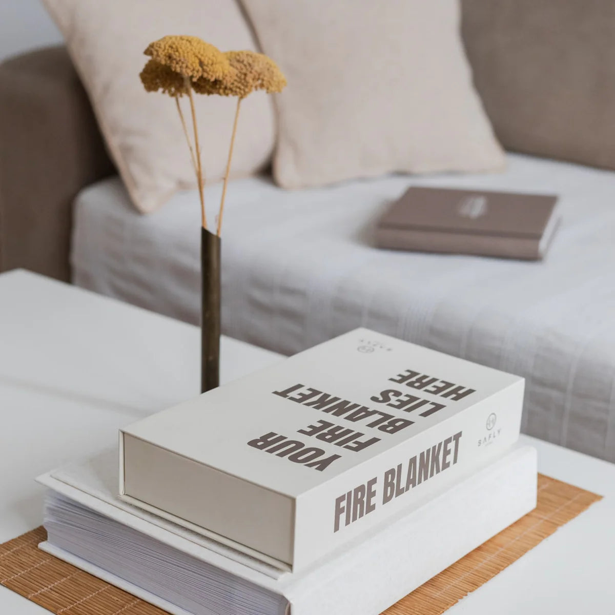 Safly Coffee Table Book med brandfilt 16x28 cm krämvit