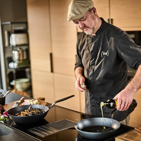 Modern House Blue Carbon wokpanna 30,5 cm Kolstål