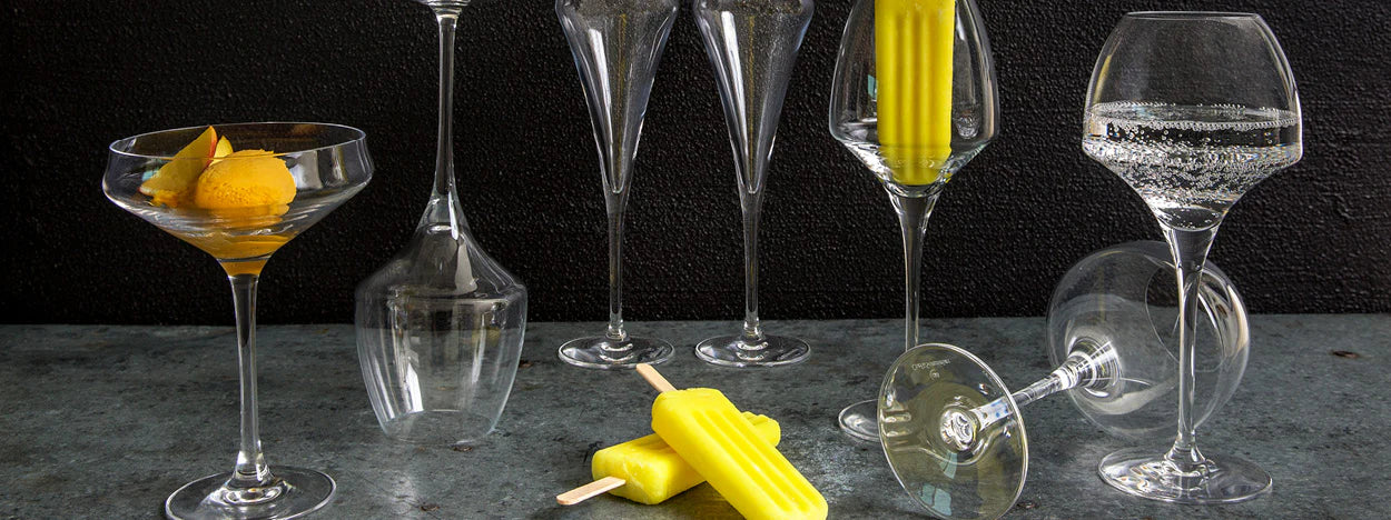 Vinglas, champagneglas och cocktailglas från Chef & Sommelier ur serierna Open Up och Sublym – stilrent presenterade mot mörk bakgrund med sorbet och isglass som modern kontrast.