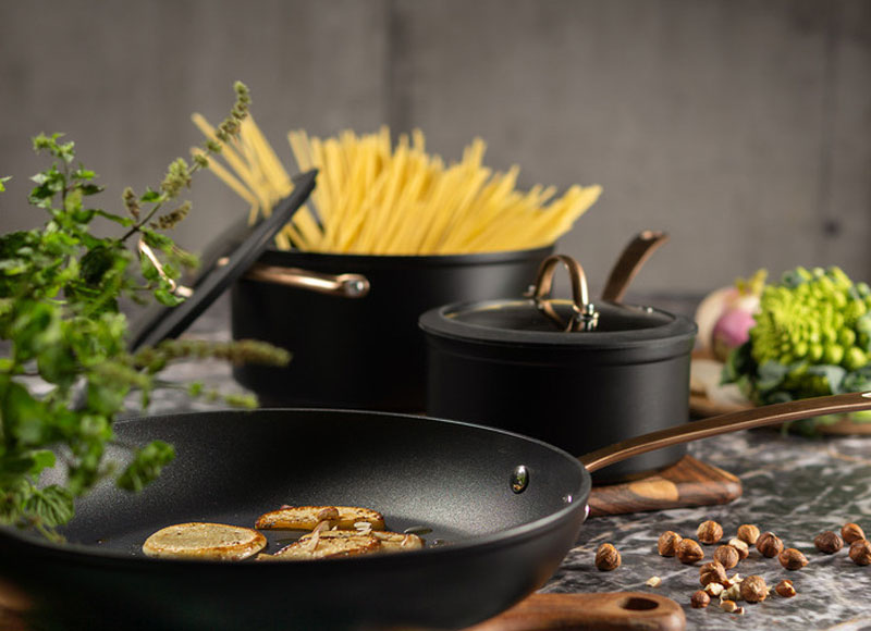 Modern House kastruller och stekpanna i elegant svart och koppar – stilfulla kokkärl med skandinavisk design för vardagsmatlagning och servering.