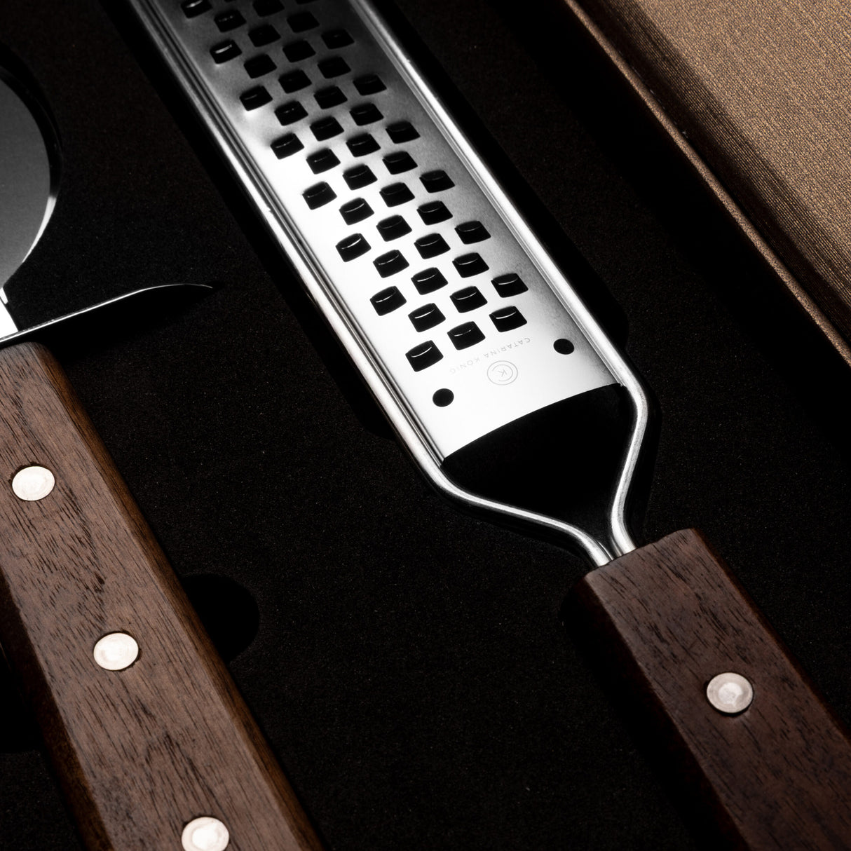 Catarina König Rivjärn & Pizzaskärare Valnötsträ