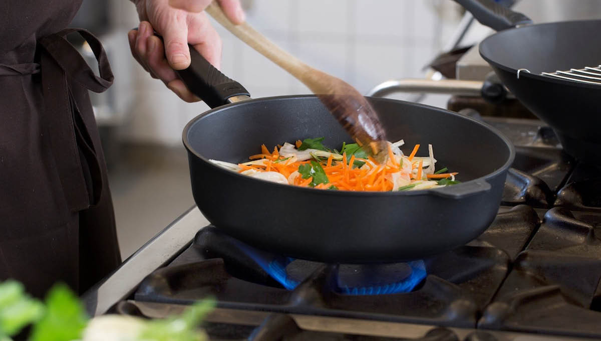 Gastrolux gryta i gjuten aluminium på gasspis – idealisk för jämn värmefördelning vid tillagning av färska grönsaker och vardagsmatlagning i köket.