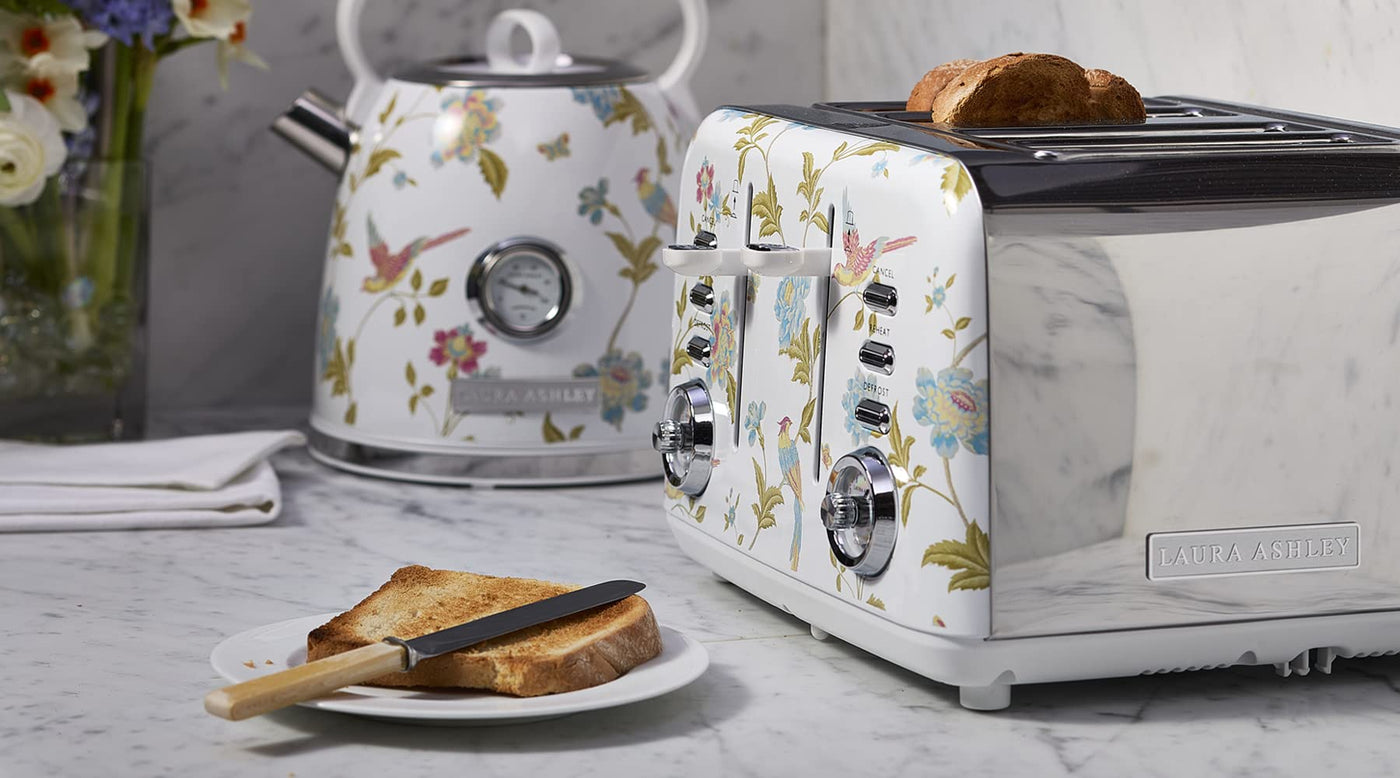 Laura Ashley brödrost och vattenkokare i Elveden-mönster – elegant köksdesign med blommor och fåglar i blått och creme, perfekt för ett stilfullt kök.